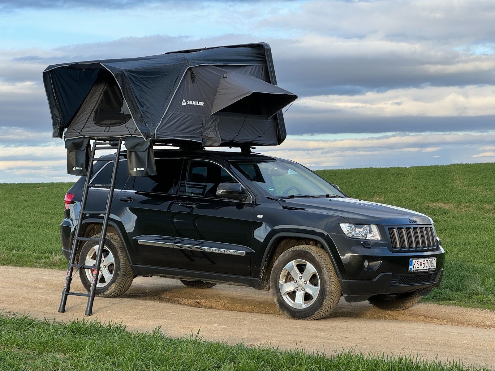 Tienda de techo con apertura lateral (SNAILER Abis) montada en un Jeep Grand Cherokee