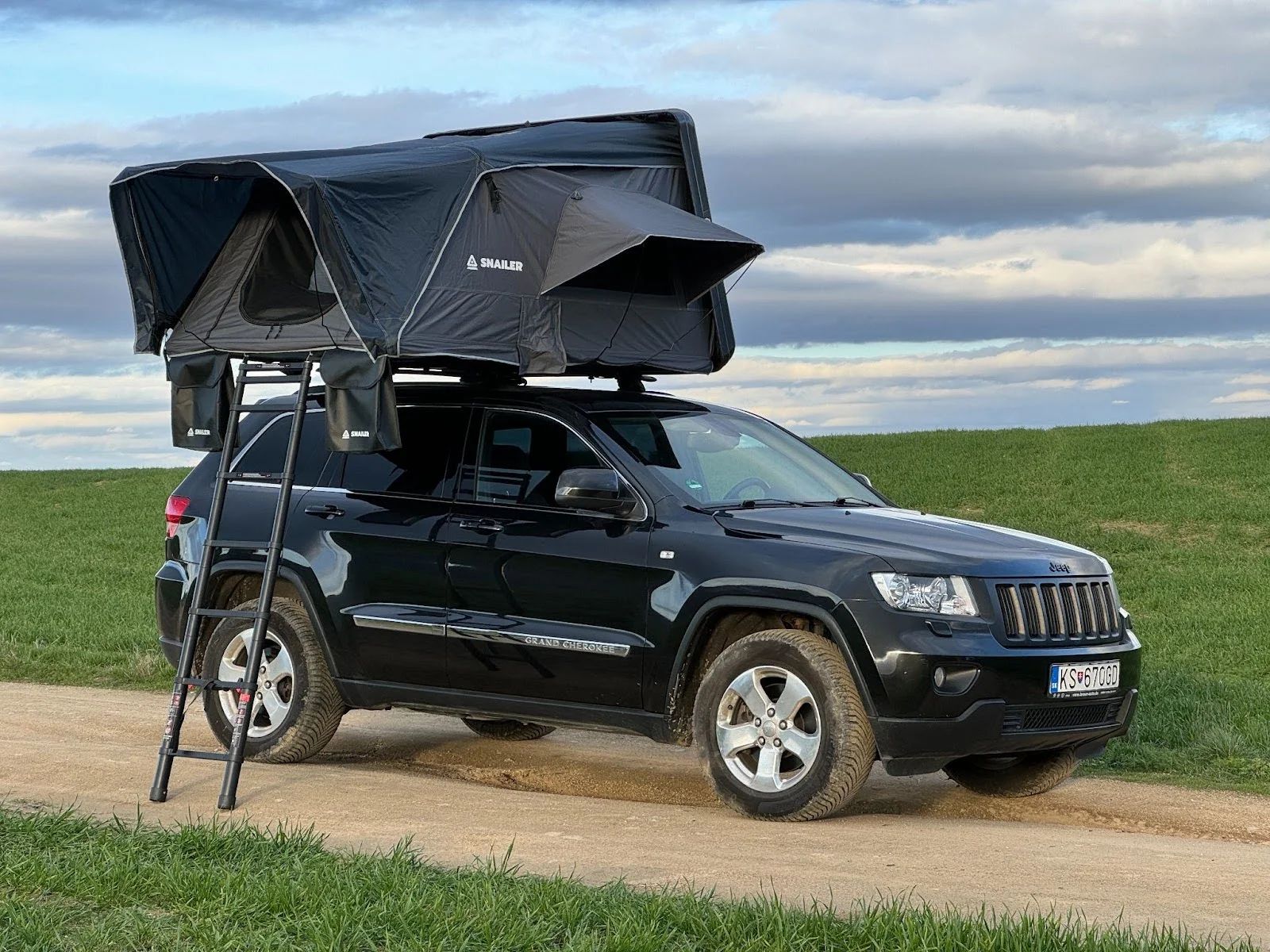 Tienda de techo con apertura lateral (SNAILER Abis) montada en un Jeep Grand Cherokee
