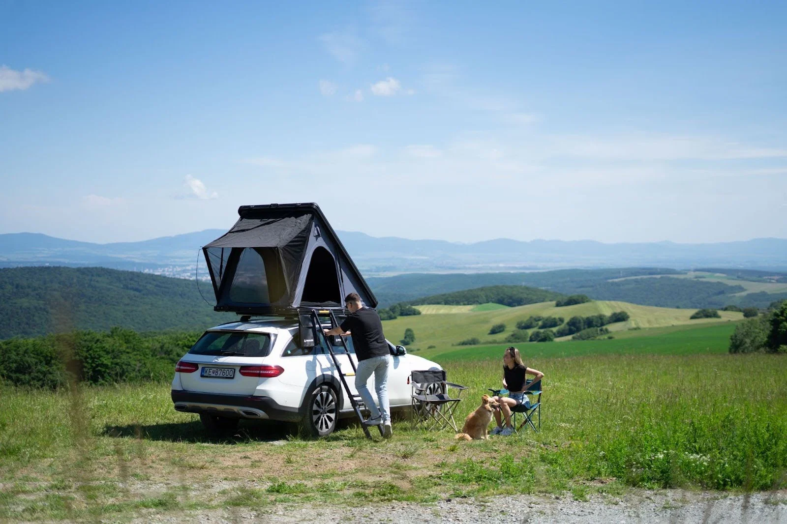 Tienda de techo SNAILER Alduo montada en un Mercedes Clase E All-Terrain en la naturaleza del este de Eslovaquia